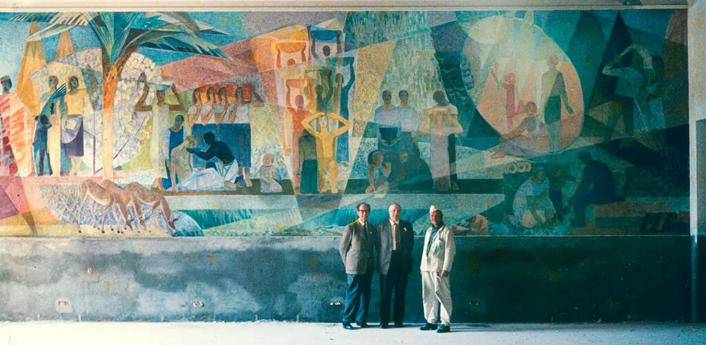 Lennart Segerstråle (centre) in front of the fresco