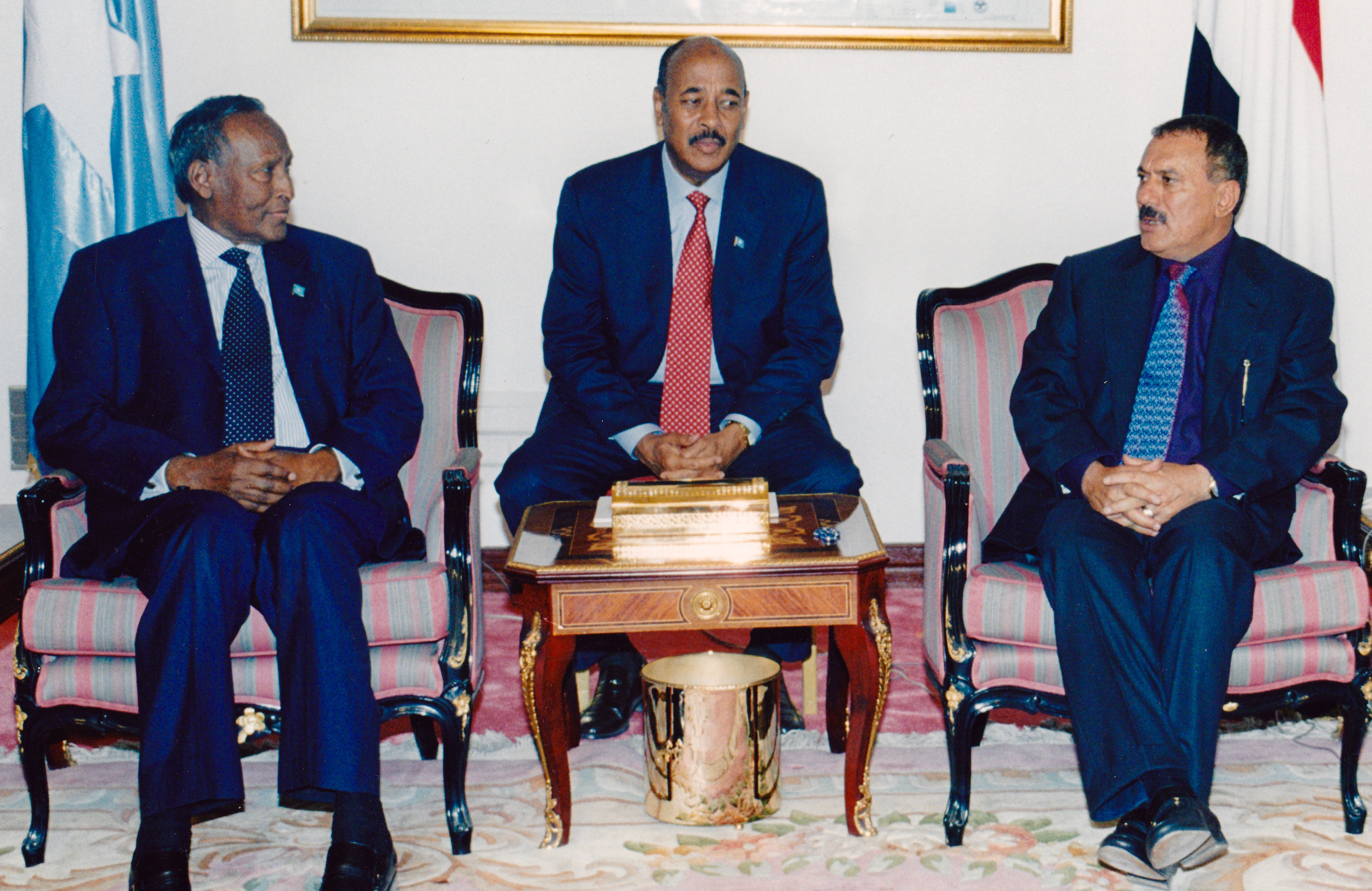 Somali president Abdullahi Yusuf Ahmed (left, Ali Abdullah Saleh (president Republic of Yemen, right). Yusuf Al-Azhari centre (advisor to Somali president 2004-2008)