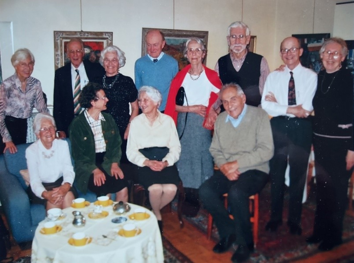 Toute une génération de permanents du Réarmement moral en France réunis en 2008 pour le 80ème anniversaire de Micheline Sentis. Debout : Lisbeth Lasserre, Jean-Jacques et Marie-Lise Odier, Michel Koechlin, Marie-José et Michel Orphelin, Alain et Anne-Marie Tate ; assis : Micheline Sentis, Evelyne Seydoux, Catherine Koechlin et Michel Sentis.