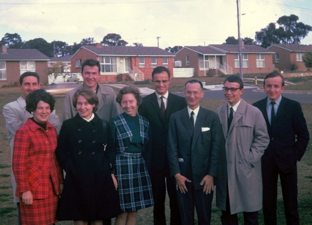 Le groupe français du Réarmement moral en Australie (1970) : Michel Orphelin, Andrée Devésa, Martine Algrain, Michel Bielak,  Lisbeth et Philippe Lasserre, Maurice Nosley, Gérard Gigand et Guy Audrain. (Françoise Caubel rejoint le groupe plus tard.)