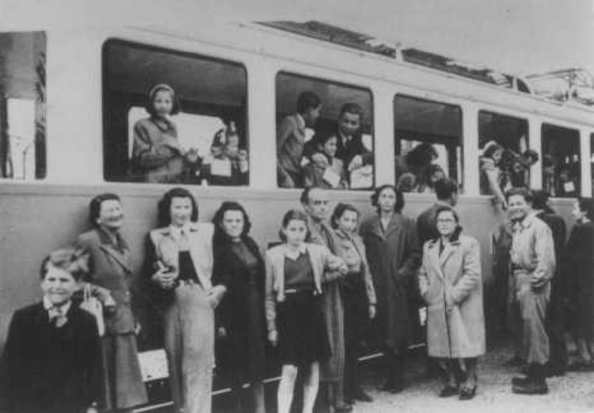 Train Jewish refugees credit: Yad Vashem