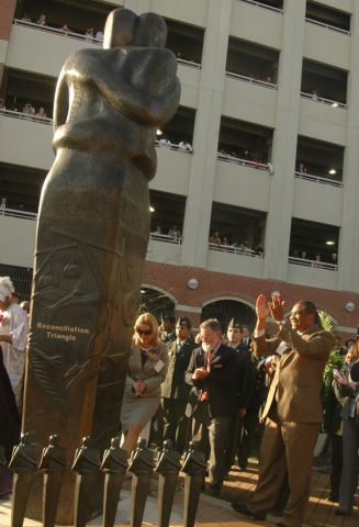 Unveiling of reconciliation statue Richmond 2007 (photo Karen Greisdorf)